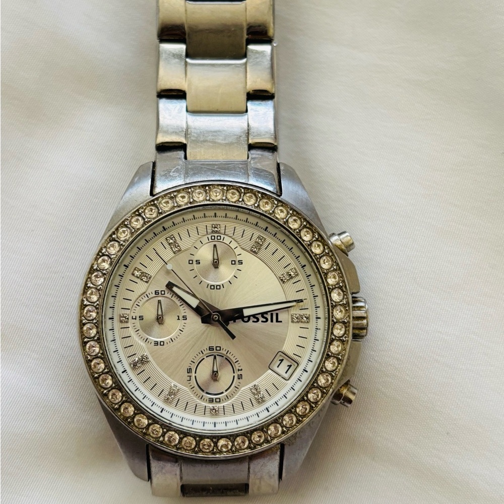Fossil Decker ES 2681 Silvertone Link Watch. Need battery.
